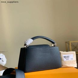 M56770 Borsa CAPUCINES MINI in pelle Taurillon in colore Atlantic Dark Blue, classica borsa da donna portata a mano o a spalla341f