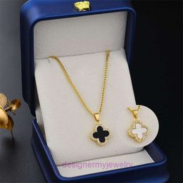 van clover necklace fashion double-sided four-leaf clover necklace high-end temperament titanium steel does not fade light luxury collarbone chain