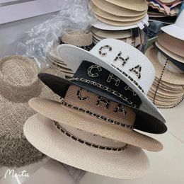 Berets Summer Women's Straw Hat Small Fragrance Metal Letter Flat Top Fine Grass Weaving Fashion Big Eave Sun Protection