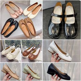 2024Women Tabi Ballerinas Shoes designer MM6 Leather Heels Ballet shoes luxury Flat bottom Mary-Janes fashion Low heel Split toe sandals Size 35-40