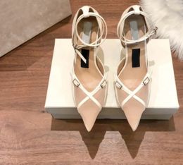 Tasarımcı Yüksek Topuklu İçi Boş Sandalet Çapraz Kayış Tasarım Üst Kadın Ayakkabıları Saçlı Ayakkabılar İnce Topuk Toka Topuk Yüksekliği 8cm Kutu Boyutu 35-40