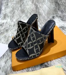 2020 Vendi bene Sandali classici con diapositive Sandali estivi con fibbia in metallo di grandi dimensioni Pantofole da donna in pelle con tacco alto 3541 con bo3320987