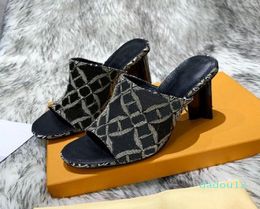 2020 Vendi bene Sandali classici con diapositive Sandali estivi con fibbia in metallo di grandi dimensioni Pantofole da donna in pelle con tacco alto 3541 con bo5013348