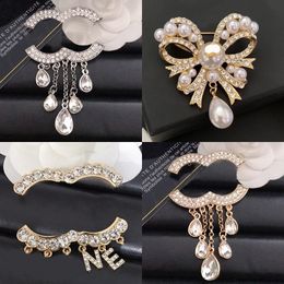 Brand Letter Brooch Pin Women Men Brooches Pins Luxury Crystal Pearl 18K Gold Plated Silver Designer Jewelry Suit Laple Pin Breastpin Fashion Jewelry Accessories