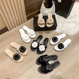 chanelshoeslies chanelslidelies chanelsandallies chaneliness designer slides chinelos de fundo plano chinelos camélia para mulheres usando verão dedo do pé redondo f