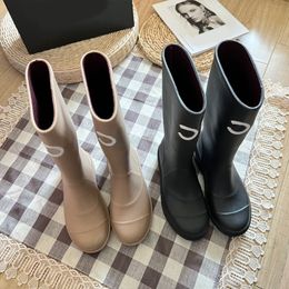 Designerstiefel dicke Ferse dicke Sohle lange Stiefel Mode Square Toe Frauen Regenstiefel Frauen Frauen Gummi Stiefel Neue wasserdichte Anti -Schlupf hohe Röhrchen Regenschuhe reine Farbe