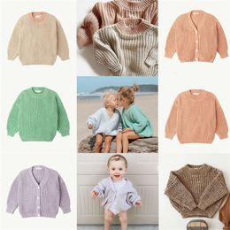 Uppsättningar ENKELIBB S-S Märkesdesign Kids Vinter Keep Wart Sweaters and Coat Boys and Girls Solid Color Cotton Stickers Autumn Tops 231202