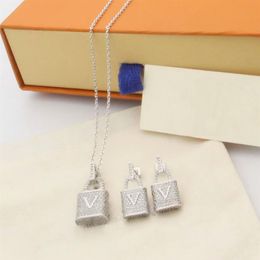 Europe America Fashion Style Jewelry Sets Lady Women Gold-colour Hardware Engraved V Initials Setting Full Diamond Lock Pendant Ne3139