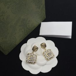 Designer designs minimalist earrings that appeal to women and are stylish, high-end, and stylish with a grand gift box