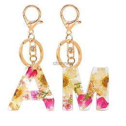 Key Rings 26 Letter Pendant Keychains Fill in Dried Flower Resin Key Rings Women Exquisite Bag Ornaments Diy Accessories Best Friend Gifts YQ231204