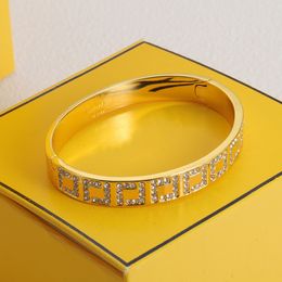 Gold Buckle Bracelet Fashion Jewellery Mens Womens Designers Gemstone Letter Alloy Bracelets Ladies Hard Body Bangle 2024