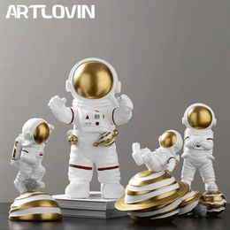 New Modern Home Decor Astronaut Figures Birthday Gift For Man & Boyfriend Abstract Statue Fashion Spaceman Sculptures Gold Colour 2290b