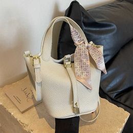 Designer Picotin Lock Bag 2023 New Fashion Handheld Women's Mori Cute Casual Simple Bucket Summer Sense Crossbody 1W1K