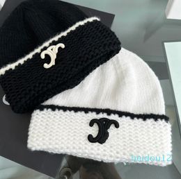Classic Autumn Winter Hot Style Beanie Hats Men and Women Fashion Double Letter Universal Knitted Bee Letters Cap Autumn Wool Outdoor Warm Skull Caps