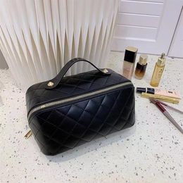 Big Lady leather Cosmetic Bags Fashion Makeup Bag Women Designers Toiletry Travel Pouch Ladies Purses Gift small purse281x