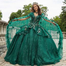 Abiti Quinceanera verde smeraldo Abito da ballo con spalle scoperte Abito dolce 16 Abito con perline Appliques Fiocco con paillettes con mantella Abiti da festa di compleanno