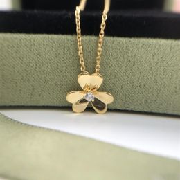 Four Leaf Clover Necklace Designer Jewelry Set Frivole Pendant Necklaces Bracelet Stud Earring Gold Silver Mother of Pearl Green F221m