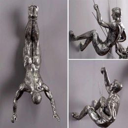 Industrial Style Climbing Man Resin Iron Wire Wall Hanging Decoration Sculpture Figures Creative Retro Present Statue Decor T20061313p