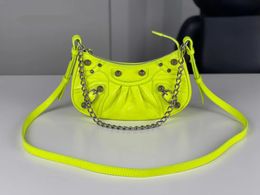 Mini chain biker bag. This size is really cute. It can be worn cross-body or by hand. The colors are also rich. Cool girls, wear it this summer.