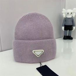 2023 Gorro de designer de luxo Chapéus de cor sólida Moda Triângulo invertido Logotipo de malha Chapéu de inverno Unissex Versátil Casual Brimless Chapéus Quentes Chapéus de caxemira