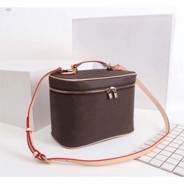 Toiletry bag Bucket for women classic Cosmetic Case leather shoulder Tote handbags presbyopic purse makeup case nice bb dicky