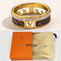 Designer Branded Rings Women 18K Gold Plated Crystal Faux Leather Stainless Steel Love Wedding Jewellery Supplies Ring Fine Carving 303y