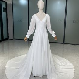 Weiches Chiffon-Kleid mit V-Ausschnitt und langen Ärmeln, elegantes Brautkleid für die Braut