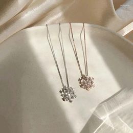 Pendant Necklaces 2023 Luxury Ladies Snowflake Sparkling Crystal Necklace Girls Rhinestone Snow Year Gift Jewelry