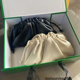 Designer Clutch Bags BottegavVeneta Womens Pouches Me Hot Selling Youth Versatile Leather Cloud Bag Wrinkled Dumpling Bag Womens Hand Holding Solid Colour Sing HBRJ