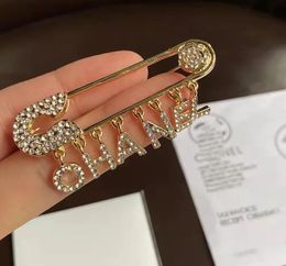 Lüks Tasarımcı Broş Marka Mektubu Broşlar 18K Altın Kaçma Kristal Rhinestone Takı Broche Unisex Düğün Mücevher Aksesuarları Hediyeler 20 Style