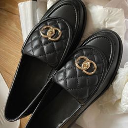 Klasik Elbise Ayakkabıları Kapitone Kanallar Somunlar% 100 gerçek deri kadın loafers düz ayakkabılar Lambskin altın donanımla kapitone lüks tasarımcı platformu yüksek kalite