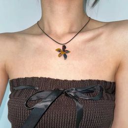 Pendant Necklaces Vintage Amber Maple Leaf Pendant Rope Chain Necklace for Women Girls Harajuku Beautiful Trend Neck Jewelry Y2K Accessories GiftL23125