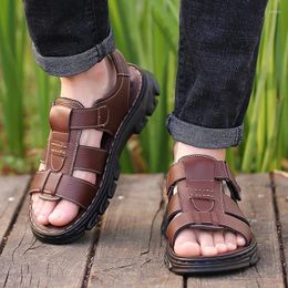 Sommer Top Männer lässige Schicht Sandalen braune Kuhlattenstrandschuhe bequeme Lederschuppen im Freien 931 '78 S