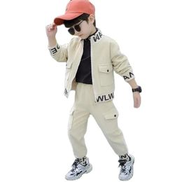 Set di abbigliamento Spring Autumn Striduroy Boy Versione coreana vestiti di moda per adolescenti 2 pezzi Banni bambini casual s 231207