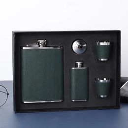 Hip Flasks 301-400ml 2 flasks Portable Flagon Hip Flask set with cups for Whiskey Vodka Wine Pot Alcohol outdoor gift Drinking Bottle 231207