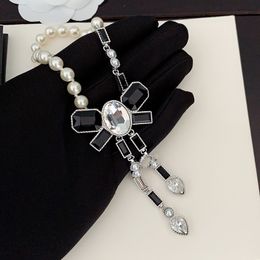 Designer Luxury Classic Pearl Necklace French Inlaid Black and White Rhinestone Bow Brass Material Women Charm Necklace Deliver Mother Fashion Gift