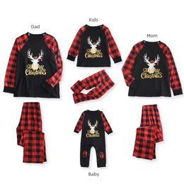 Aile Eşleşen Kıyafetler Noel Baba Anne Çocuk Giysileri Toppants Kıyafet Kafes Kişisi Noel Pijama PJS Set Bebek Romper 231207