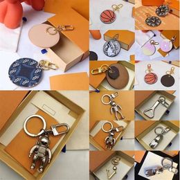 Fashion Keychain Key Buckle Letters Astronaut Metal Corkscrew Designer Handmade Leather Circle Keychains Men Women Bag Pendants Ke235Q