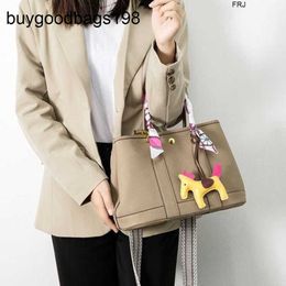 Designer Garden Party Bags New Single Shoulder Cross Tote Wide Strap Portable Big Belt Decoration Litchi Pattern Butterfly White Collar Have Logo