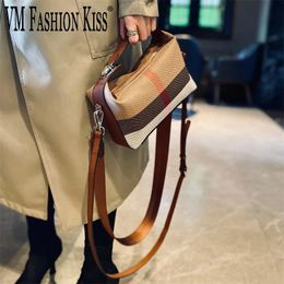 Evening Bags VM FASHION KISS 2023 Trend Striped Underarm Bag Canvas Genuine Leather Pillow Messenger Female Handbag 231207