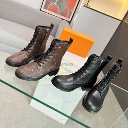 Stivaletti da donna di design Stivali da laureato Medaglia d'amore Martin Boot Inverno Vera pelle Scarpe con tacco alto grosso Stivaletti di lusso nel deserto 02