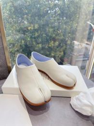 Neue Farbe MM6 Klassische Luxus-Tabi-Schnür-Babouches Designer Madison Margiela Herren- und Damen-Derma-Loafers Factory-Schuhe7