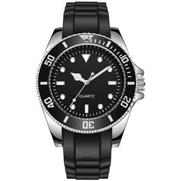 Wristwatches Diver Inspired Rotating Bezel 42mm Man Watch Japan Movement Geneva Rubber Strap 221114311e
