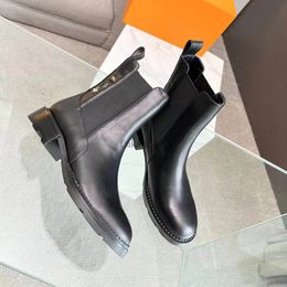 Tasarımcı Kadın ayak bileği botları Laureate Boots Madalya Madalyası Martin Boot Kış Orijin Deri Kaba Yüksek Topuk Ayakkabı Lüks Çöl Tıknaz Giden 05