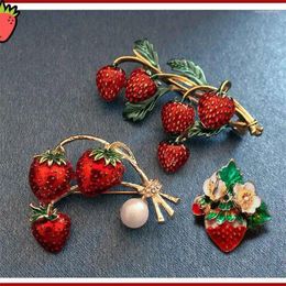 Brooches Strawberry Brooch Accessories Red Colour Pin Scarf Buckle Plant Design High Quality Style Jewellry Cute All-match