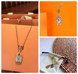 Designer necklace Shiny Diamond Pendant Fashion metal necklaces top designers Jewellery Popular Ladies Men love pendant Comes with D1133198