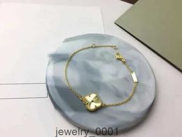 2023 Luxury Van Clover Designer Bracelet Pearl 4 Leaf 18k Gold Laser Brand Bangle Charm Bracelets Necklace Earrings Wedding Wz4u CKAG