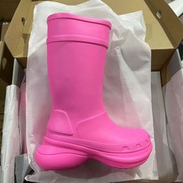 Top luxurys long tube rubber knee high boots designer rainboots womens thick soles round head anti slip thick soles fashionable and versatile high rain boots