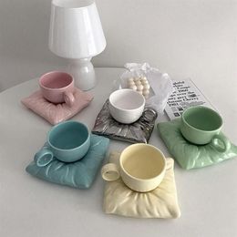 Mugs Nordic Ceramic Mug Creative Afternoon Tea Cup Macaron Pillow Bag Coffee Ice Cream Milk Cups With Handle Desktop Decor240s