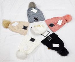 High quality Winter caps Hats Women and men Beanies with Real Raccoon Fur Pompoms Warm Girl Cap snapback pompon beanie Christmas g7849595